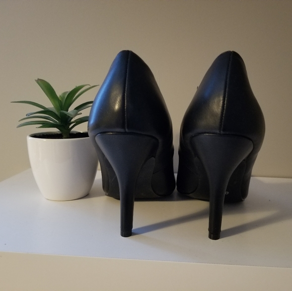 NWOT Rampage Black and Gold Pumps - Picture 5 of 5